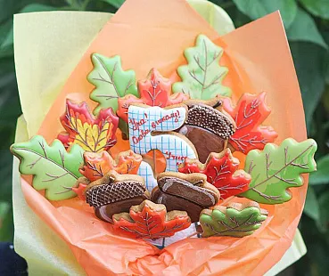 Пряничный букет, листья на палочке, осенние леденцы